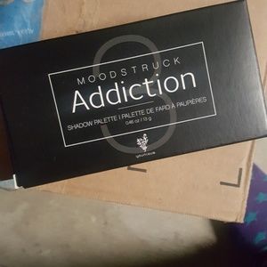 Younique eye shadow pallete 3